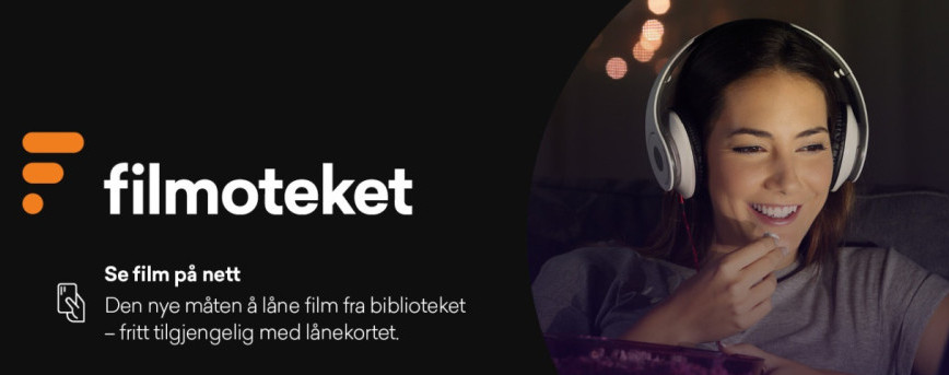 Bildet viser dame som ser film på skjerm med "headset" i et mørkt rom