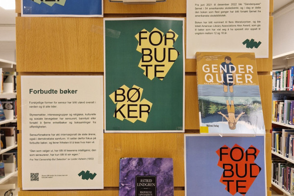 Bilde av utstilling med forbudte bøker og plakater om temaet