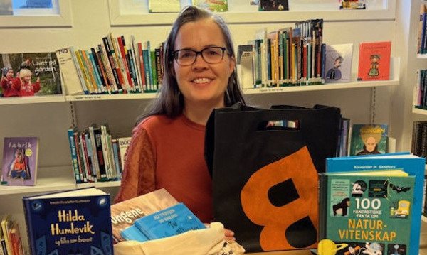 Bilde av Astrid som pakker bøker til adventskalender. Foto graf: Amalie Håkonsen