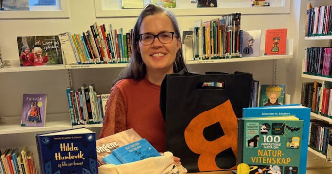 Bilde av Astrid som pakker bøker til adventskalender. Foto graf: Amalie Håkonsen