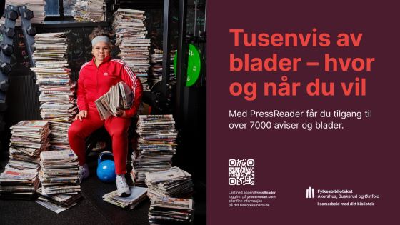 dame på treningssenter i rød treningsdressmed høye stabler aviser i bakgrunnen og en bunke aviser under armen